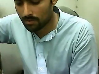 pakistan guy unloading huge meat 